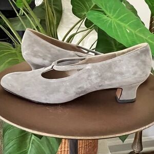 Salvatore Ferragamo Gray Suede Mary Jane T-strap Heels Shoes Size 8AA